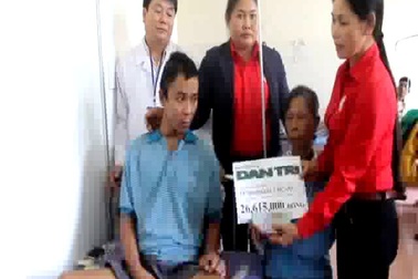 Trao quà nhân ái đến gia đình em Vũ Đoàn Kiên Quang