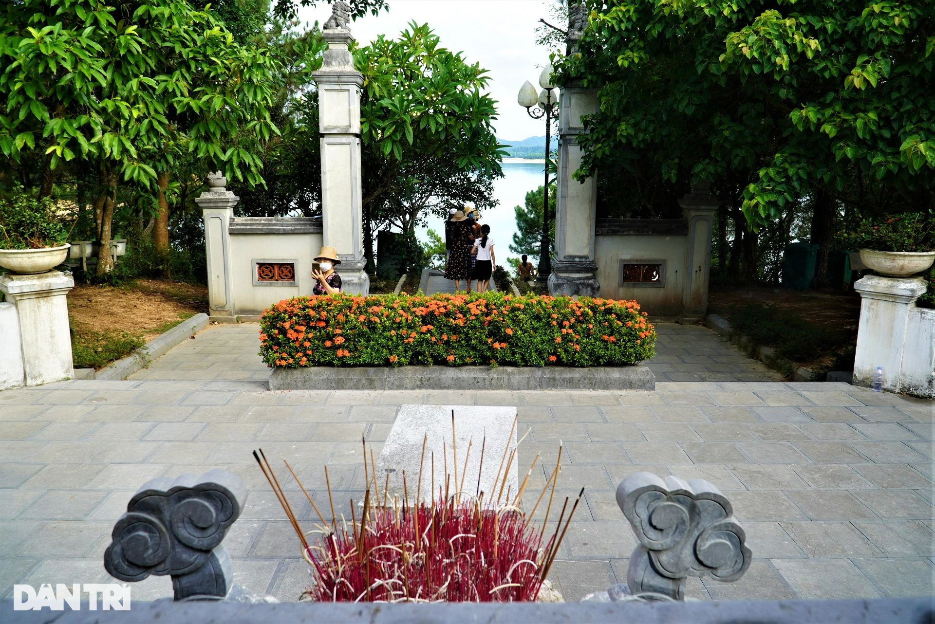 Đền thờ cố Tổng Bí thư Lê Duẩn giữa lòng hồ Kẻ Gỗ - 7 Đền thờ cố Tổng Bí thư Lê Duẩn giữa lòng hồ Kẻ Gỗ - 7