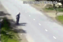 Vì sự bất cẩn của người lớn, em bé sang đường suýt bị xe đâm