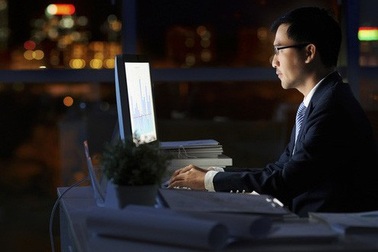 Hàn Quốc đồng loạt tắt máy tính khuyến khích người lao động về nhà sớm