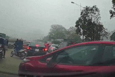 Nữ tài xế nhầm chân ga tông loạt xe trên đường đông đúc, đúng ngày 8/3