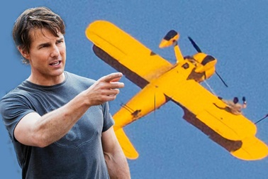 Tom Cruise gây sốc với màn đu cánh máy bay giữa không trung