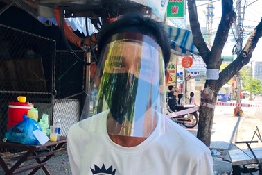 Đà Nẵng: Ba người tình nguyện làm “người vận chuyển” ở khu vực phong toả