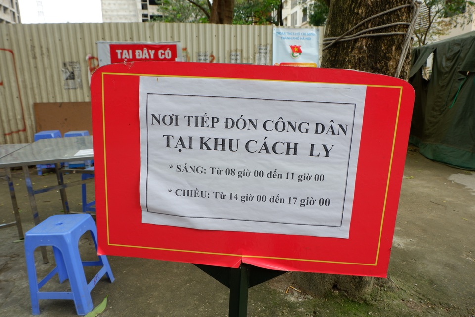 Hà Nội: Phát hiện cả bia, lò vi sóng trong thùng tiếp tế vào khu cách ly - 8 Hà Nội: Phát hiện cả bia, lò vi sóng trong thùng tiếp tế vào khu cách ly - 8