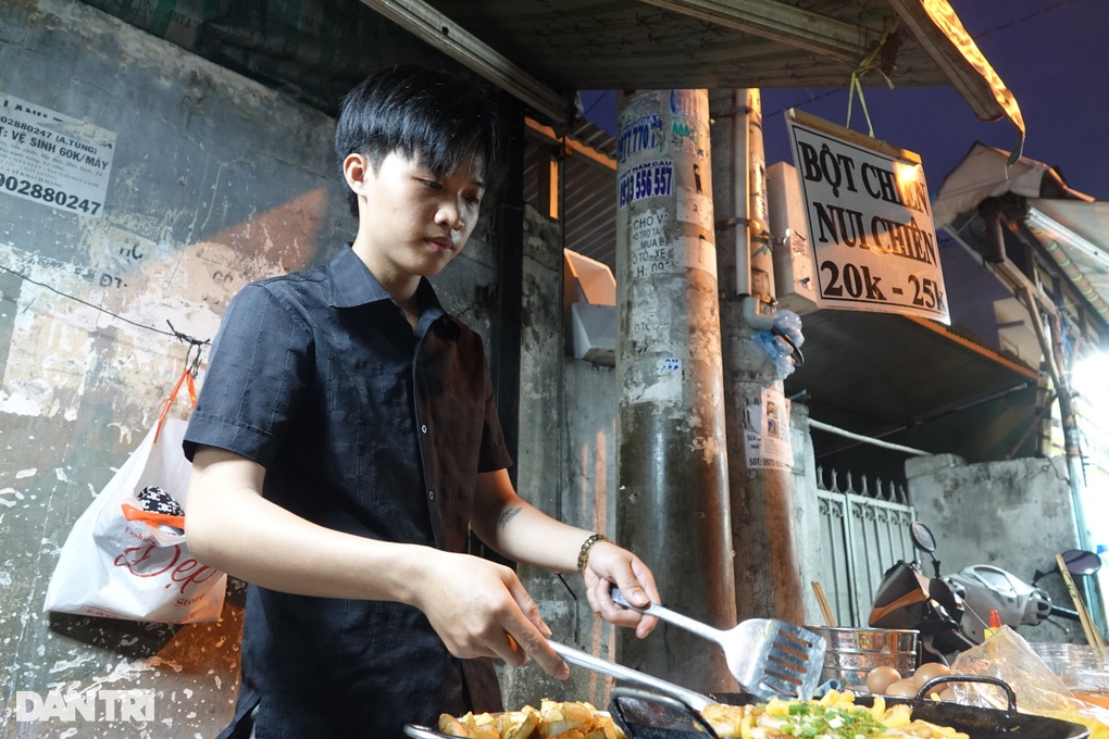 Bị cho nghỉ Tết sớm 1 tháng, công nhân ra chợ bán bột chiên kiếm sống - 3 Bị cho nghỉ Tết sớm 1 tháng, công nhân ra chợ bán bột chiên kiếm sống - 3