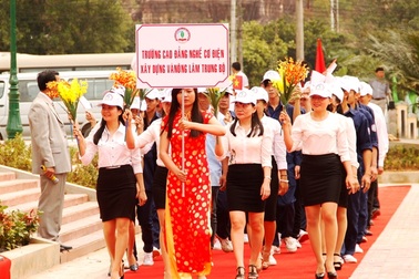 14 thí sinh xuất sắc từ nhiều trường tham dự hội thi tay nghề hoạn lợn