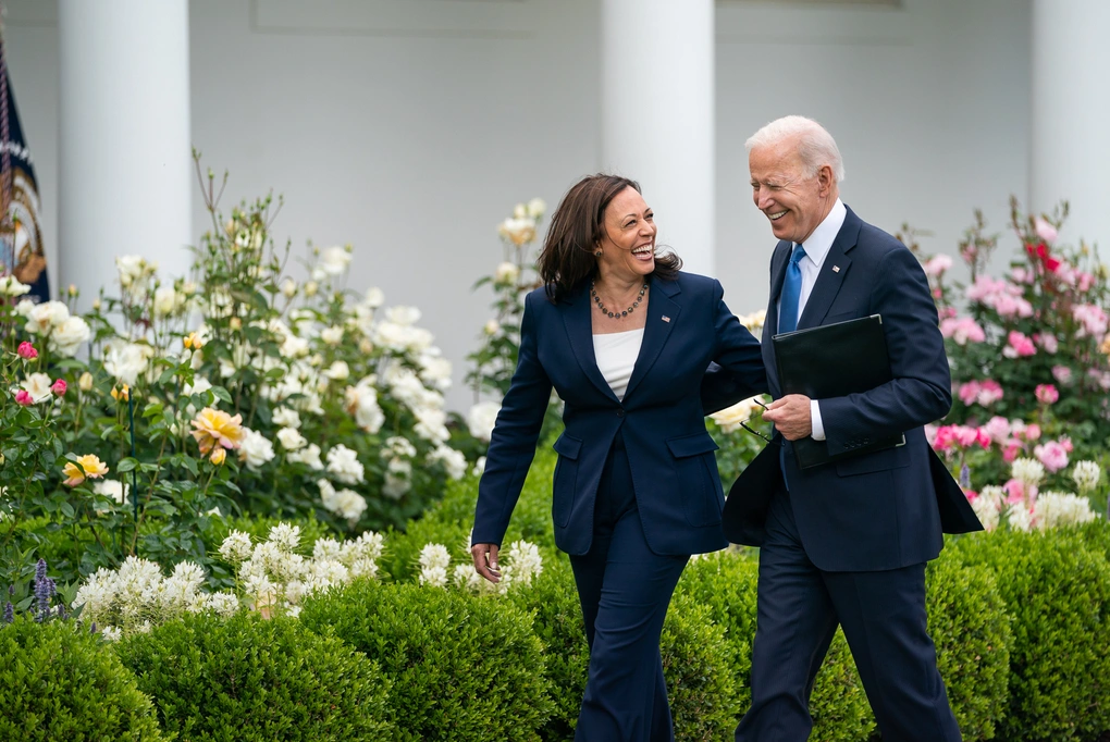 Bà Harris trước ngưỡng cửa làm nên lịch sử sau khi ông Biden rút lui - 1 Bà Harris trước ngưỡng cửa làm nên lịch sử sau khi ông Biden rút lui - 1