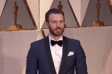 Chris Evans lịch lãm trên thảm đỏ