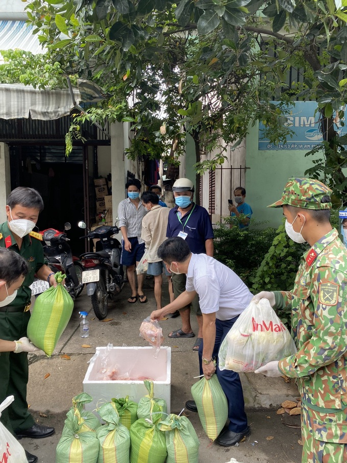 Không kể ngày đêm, bộ đội đến từng nhà phát lương thực cho người dân - Ảnh 6.