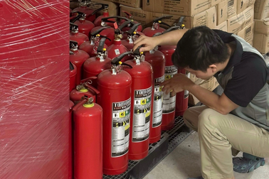 Dân chung cư ở Hà Nội bất an đổ xô mua thang, mặt nạ sau vụ cháy thảm khốc