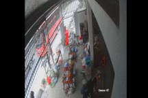 Tránh xe khách vượt ẩu, xe ben lao vào nhà ven đường