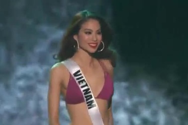 Hoa hậu Phạm Hương bốc lửa trình diễn áo tắm