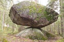 Kỳ lạ tảng đá khổng lồ nằm chênh vênh như sắp lăn nhưng đẩy mãi không đổ