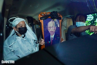 Di quan ông Trương Vĩnh Trọng đến hội trường UBND tỉnh để tổ chức tang lễ