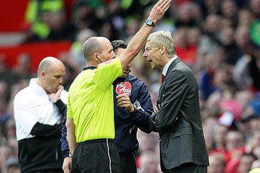 Bị truất quyền chỉ đạo, Wenger trút giận lên trọng tài