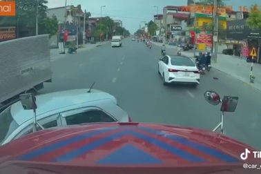 Chen lấn vượt phải, ô tô con bị xe container “ép” xoay ngang đường