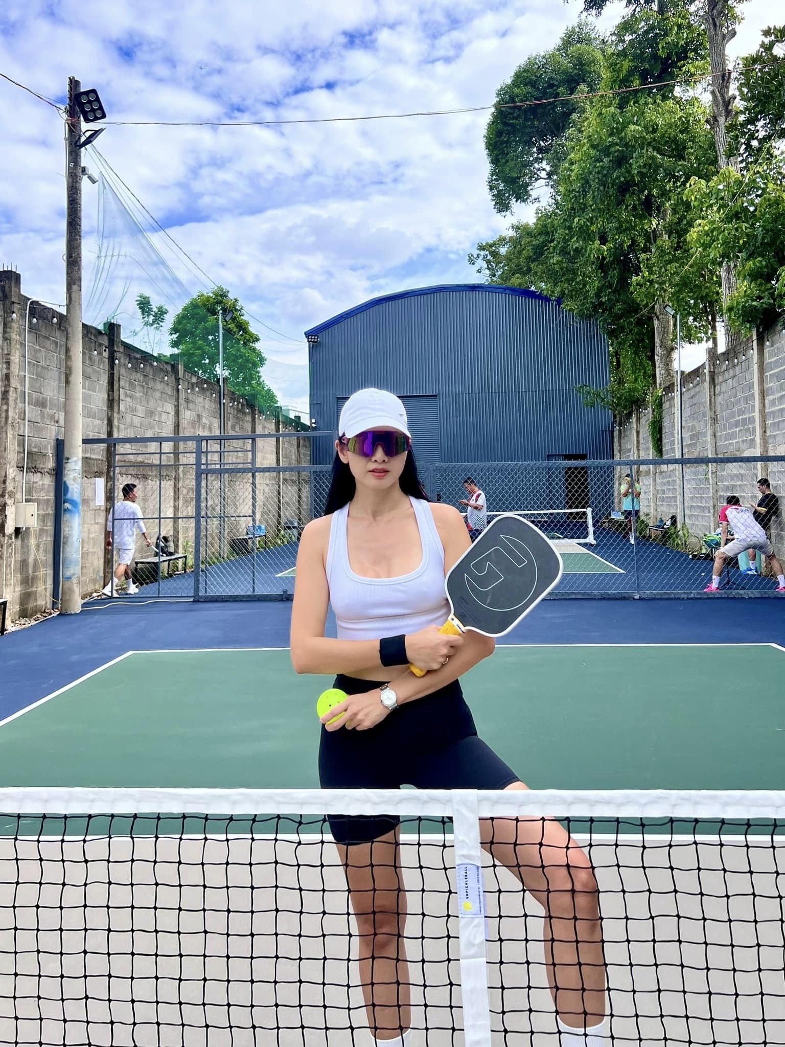 View - Siêu mẫu Anh Thư mặc trẻ trung trên sân pickleball | Báo Dân trí