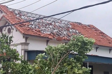 Dông lốc tốc mái nhiều nhà dân, trường học ở Hải Phòng