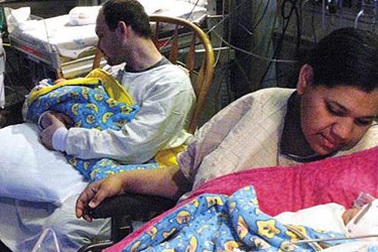 Mỹ: Bà mẹ có 2 dạ con sinh đôi