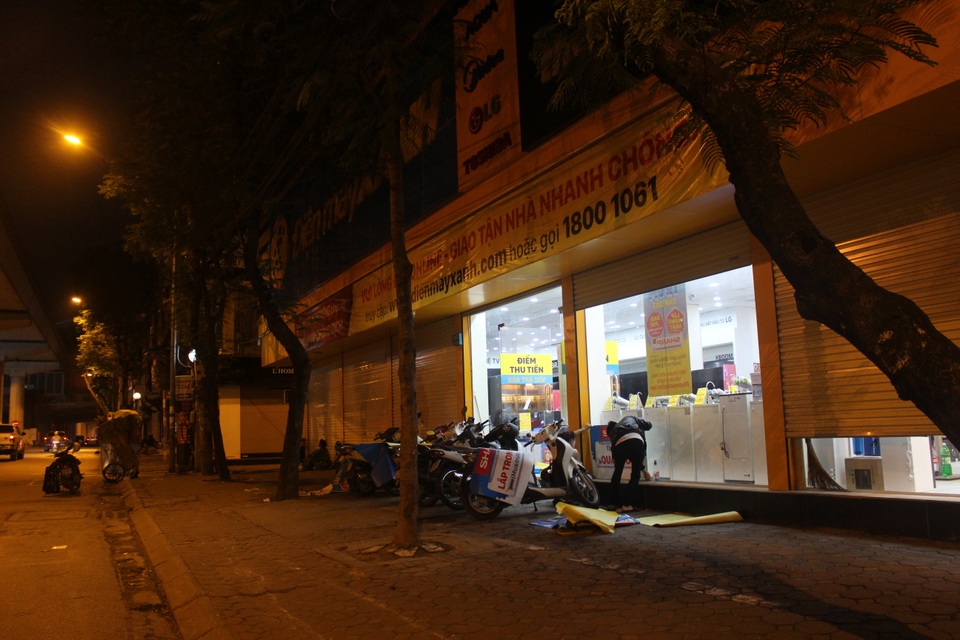 Lác đác quán hàng mở cửa trong ngày đầu Hà Nội dừng cách ly xã hội - 8 Lác đác quán hàng mở cửa trong ngày đầu Hà Nội dừng cách ly xã hội - 8