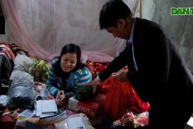 Các nhà hảo tâm phối hợp với báo Dân trí đến trao quà cho chị Hồng