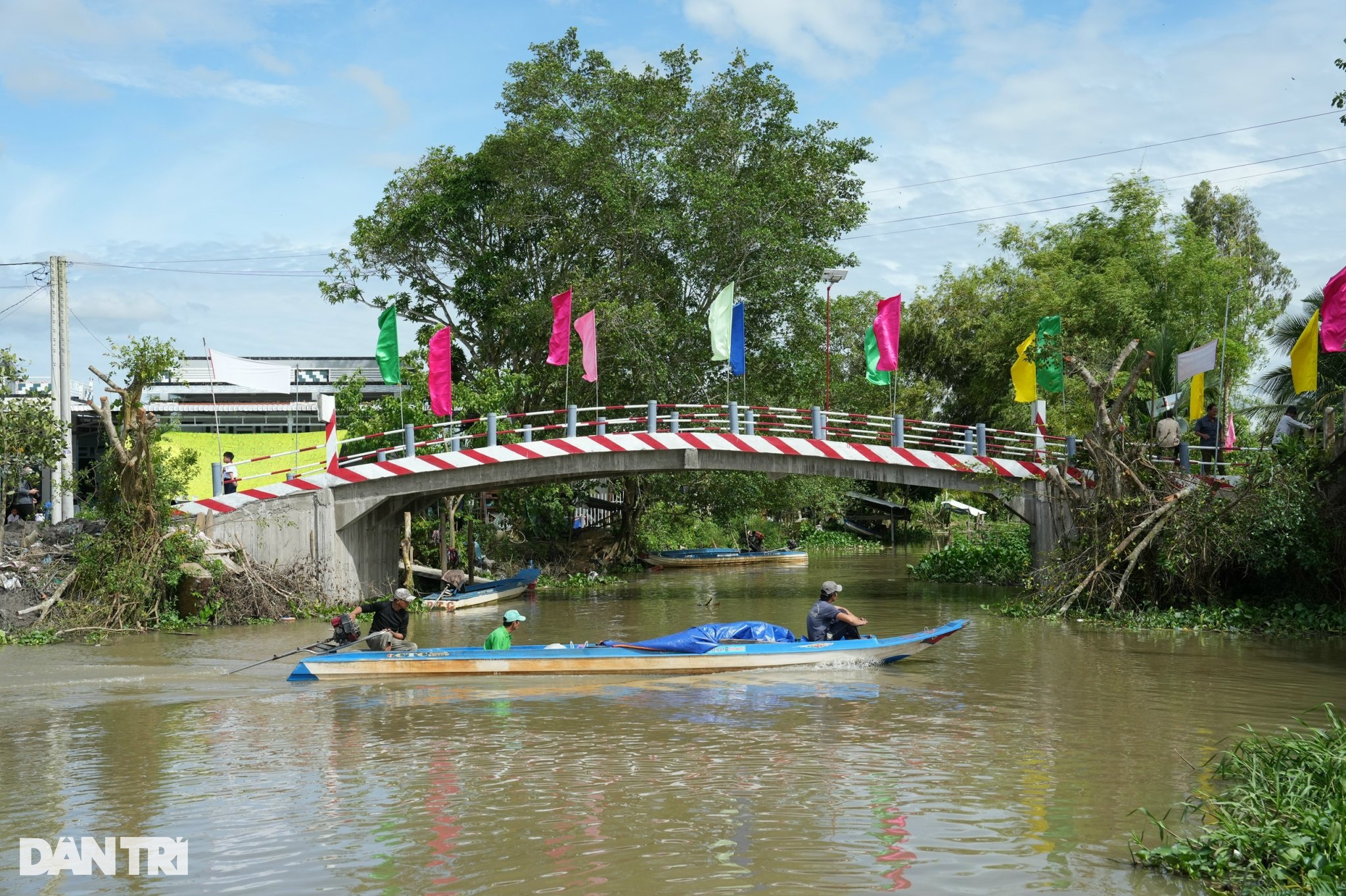 Thêm một cây cầu Dân trí đến với người dân nông thôn Cần Thơ - 3 Thêm một cây cầu Dân trí đến với người dân nông thôn Cần Thơ - 3