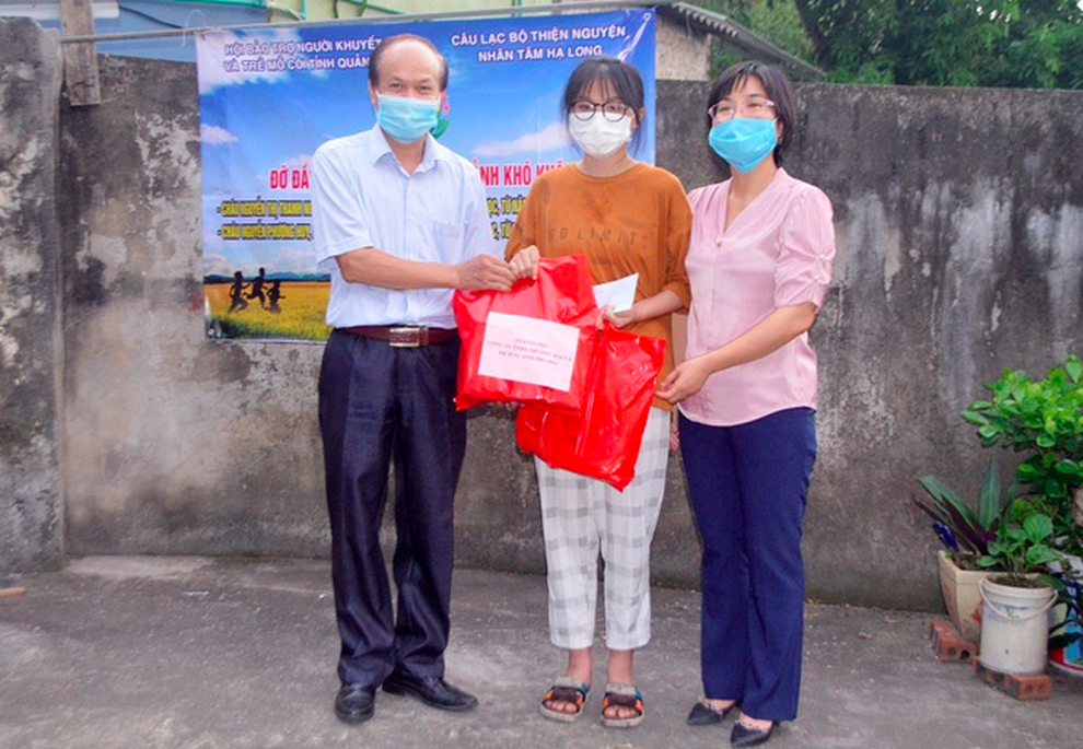 Trao tặng 2 học sinh mồ côi có hoàn cảnh khó khăn 60 triệu đồng - 2 Trao tặng 2 học sinh mồ côi có hoàn cảnh khó khăn 60 triệu đồng - 2