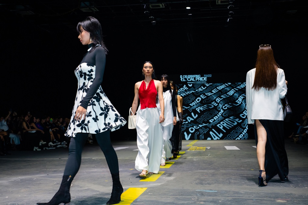 Búp bê da mật ong của Hoa hậu Hoàn vũ Việt Nam 2022 catwalk thần thái - 5 Búp bê da mật ong của Hoa hậu Hoàn vũ Việt Nam 2022 catwalk thần thái - 5