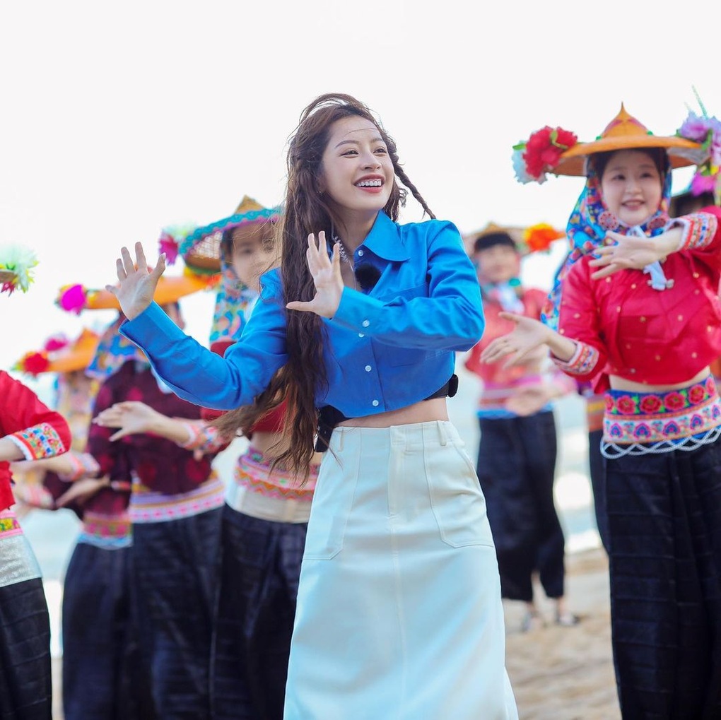 Chi Pu chạy show ở Trung Quốc: Mặc đồ trẻ trung, tôn dáng gợi cảm - 8 Chi Pu chạy show ở Trung Quốc: Mặc đồ trẻ trung, tôn dáng gợi cảm - 8