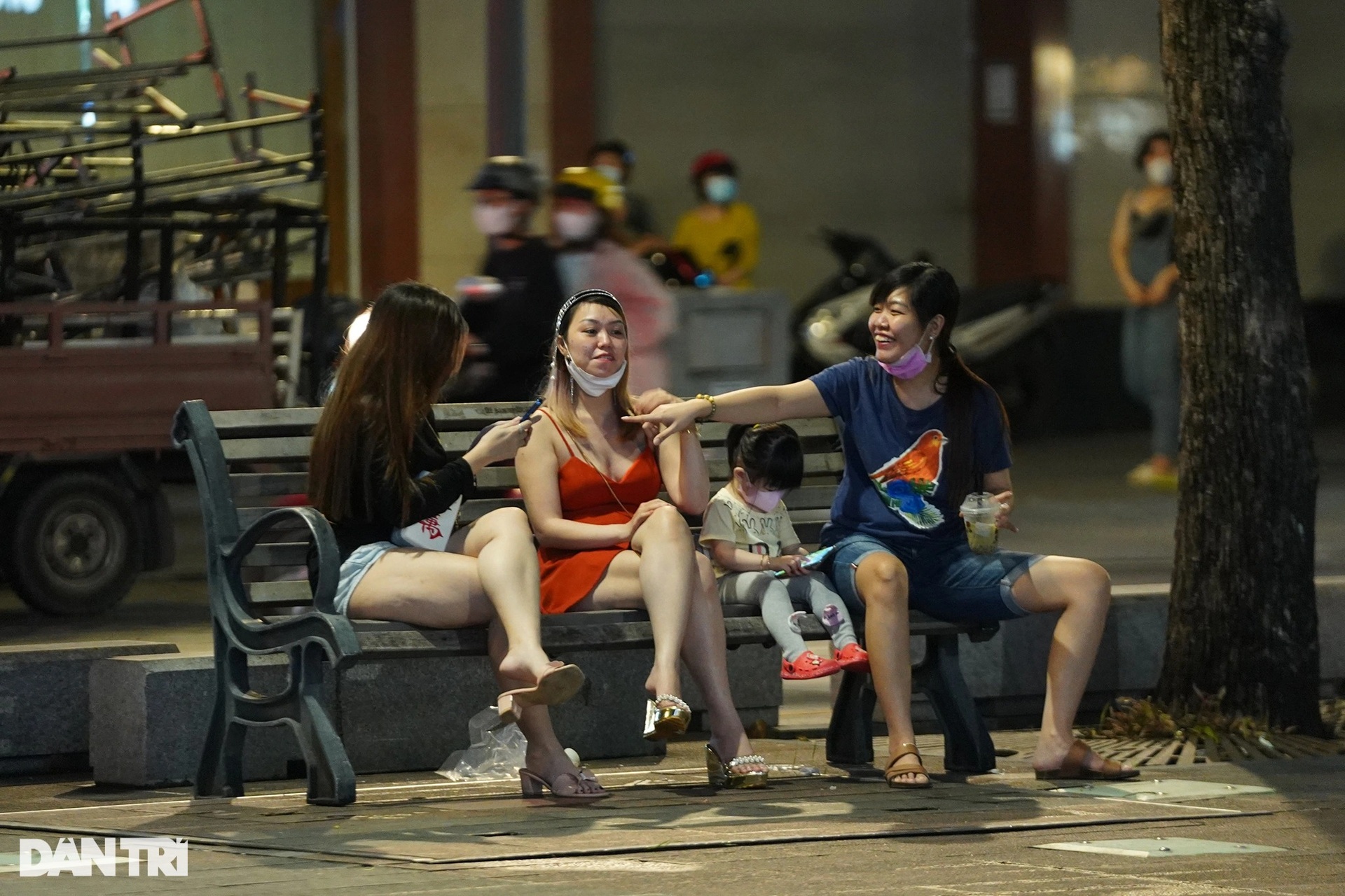 Phố đi bộ Nguyễn Huệ nhộn nhịp ngày cuối tuần khi TPHCM mở cửa - 13