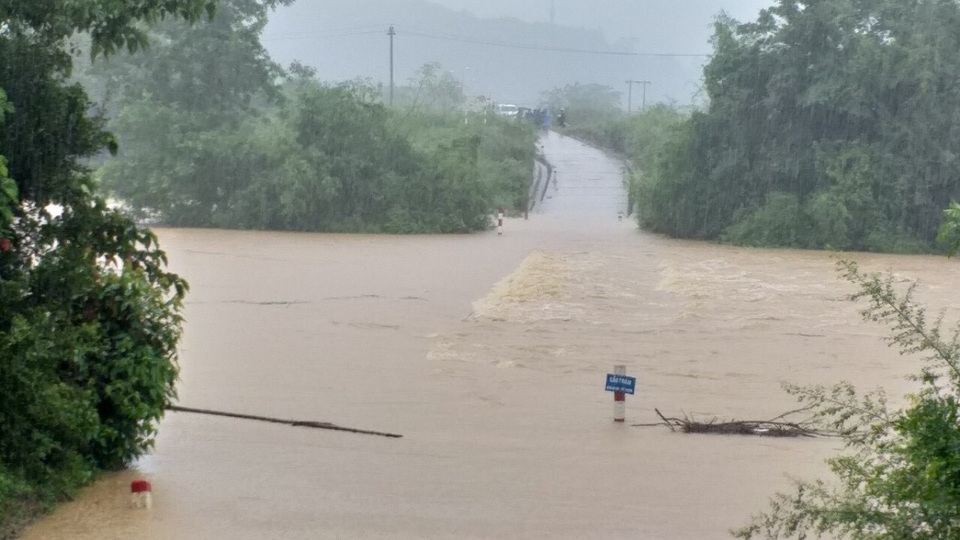 Hàng ngàn người đang bị cô lập vì nước lũ dâng cao - 2 Hàng ngàn người đang bị cô lập vì nước lũ dâng cao - 2