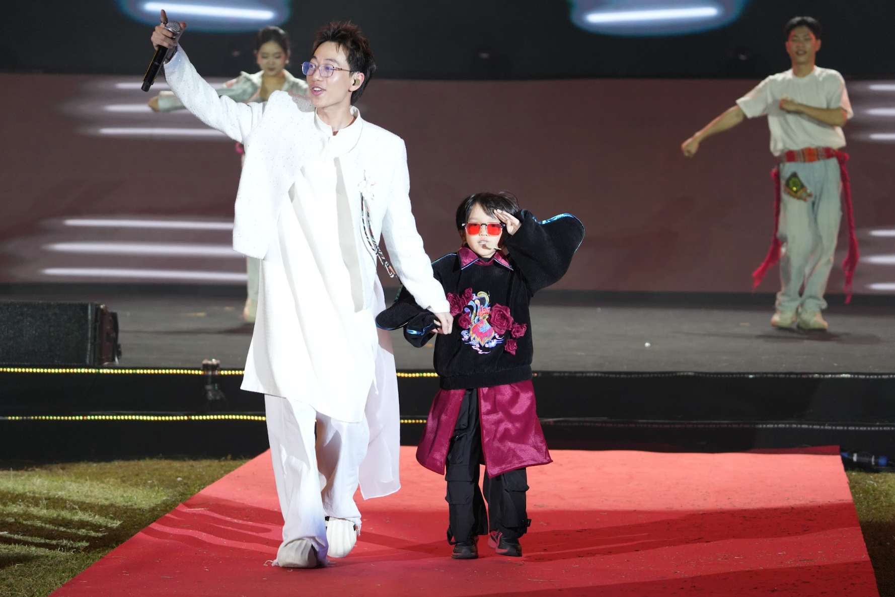 Tung Duong 2025 Hoa Ban Festival - 4 میں 2,000 افراد پر مشتمل گانا گا رہا ہے Tùng Dương hát cùng dàn hợp xướng 2.000 người tại Lễ hội Hoa Ban 2025 - 4