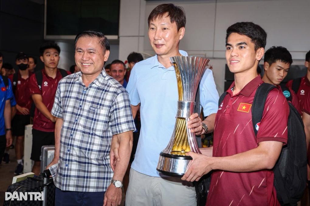 U23 Việt Nam về đến TPHCM, rạng rỡ bên cúp vô địch Đông Nam Á - 2