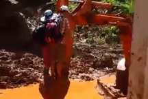 Giáo viên bám gàu máy xúc vượt điểm sạt lở đến trường trước ngày khai giảng