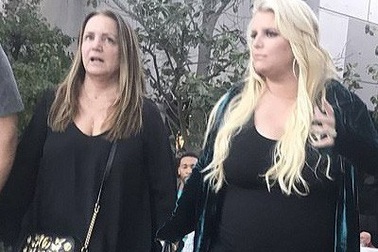 Jessica Simpson nặng nề khi bầu bí gần 8 tháng