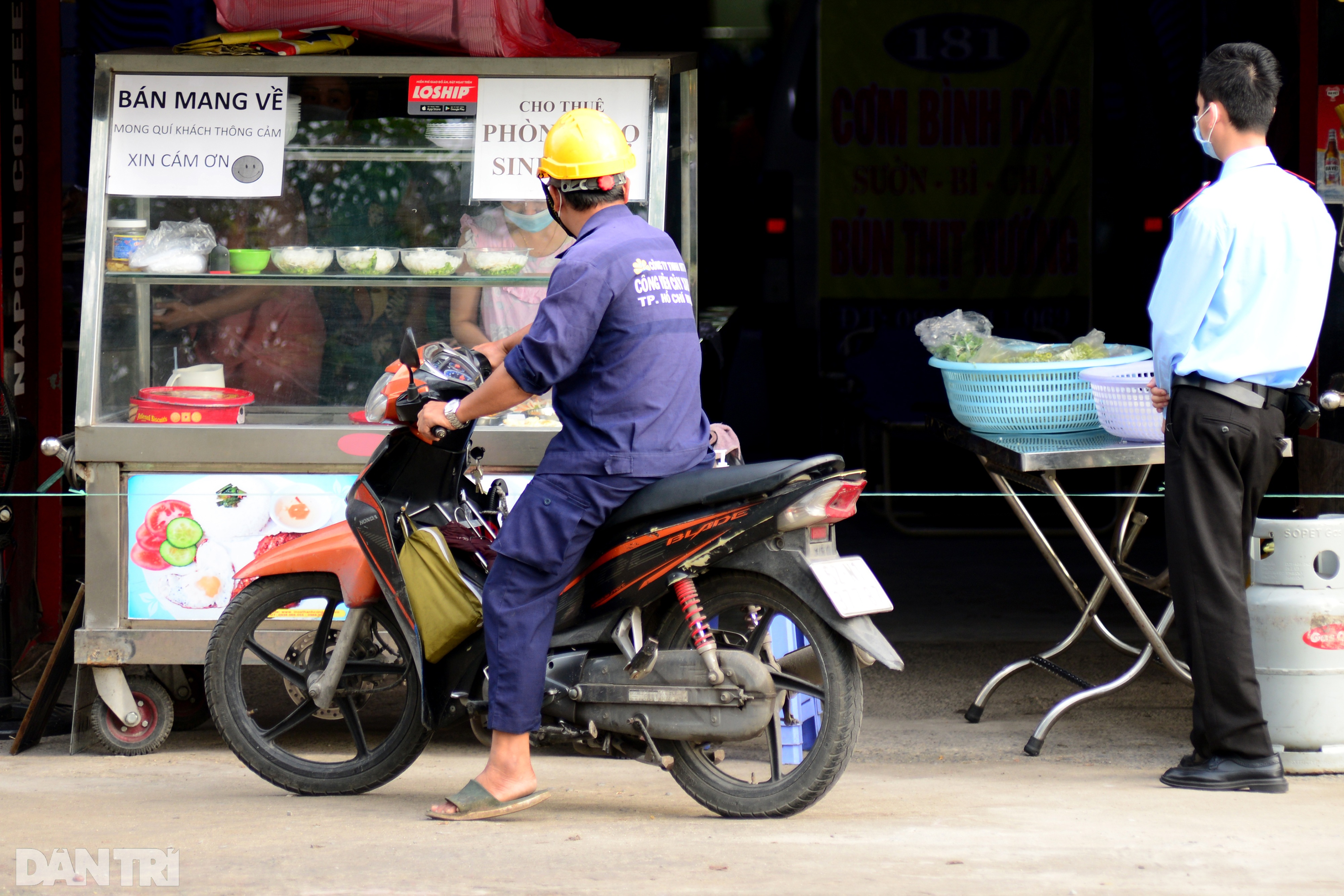 Hình ảnh ngày đầu tiên TPHCM thực hiện giãn cách toàn xã hội - 12 Hình ảnh ngày đầu tiên TPHCM thực hiện giãn cách toàn xã hội - 12
