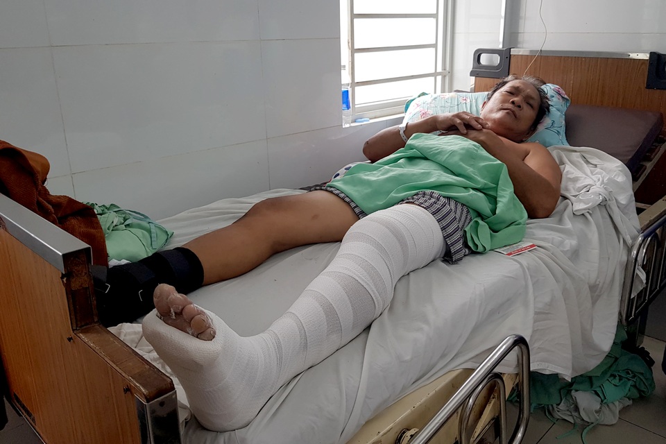Phụ hồ 53 tuổi kể lại giây phút nhảy khỏi chung cư bị lửa bao trùm - 2 Phụ hồ 53 tuổi kể lại giây phút nhảy khỏi chung cư bị lửa bao trùm - 2