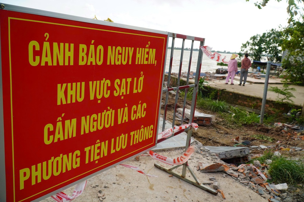 Nửa đêm đang ngủ, nhà cửa bỗng trôi xuống sông Tiền - 1 Nửa đêm đang ngủ, nhà cửa bỗng trôi xuống sông Tiền - 1