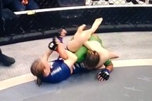 Kinh hoàng khoảnh khắc nữ võ sĩ bẻ gãy tay đối thủ