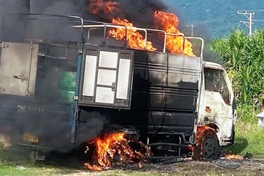 Xe tải cháy làm đứt dây điện, 1 người bị điện giật tử vong