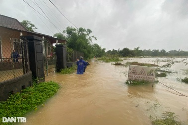 Mưa lớn làm nhiều khu dân cư, đường giao thông ở Huế bị ngập sâu
