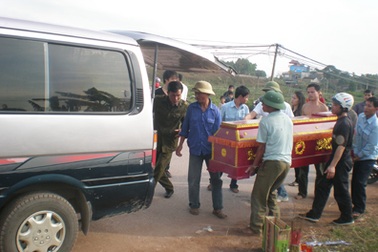 Nhảy tàu về quê ăn tết, bị tàu kéo lê 20m