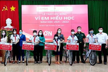 Hàng trăm học sinh Sóc Trăng nhận xe đạp từ học bổng "Vì em hiếu học"