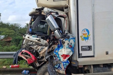 Xe tải tông đuôi xe đầu kéo, tài xế tử vong tại chỗ