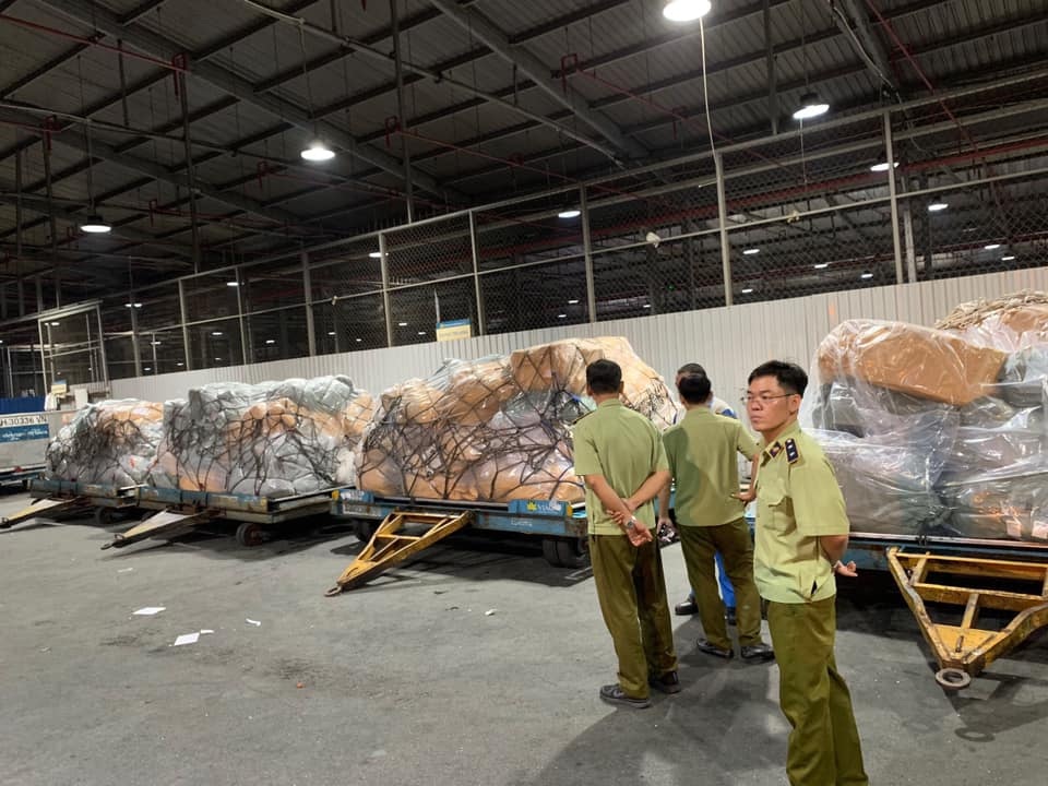 Thu giữ nhiều tấn hàng không hóa đơn chứng từ tại sân bay Tân Sơn Nhất - 2 Thu giữ nhiều tấn hàng không hóa đơn chứng từ tại sân bay Tân Sơn Nhất - 2