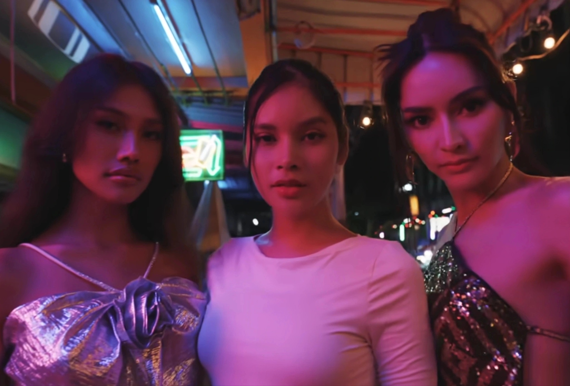 Nhan sắc 3 mỹ nhân chuyển giới bất ngờ xuất hiện trong MV của Lisa - 1 Nhan sắc 3 mỹ nhân chuyển giới bất ngờ xuất hiện trong MV của Lisa - 1