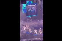 Màn hình lớn đứt cáp, rơi trúng nhóm nhạc đang biểu diễn