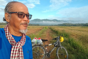 Ông lão 60 tuổi đạp xe xuyên Việt: "Phải về đích bằng chính sức mình"