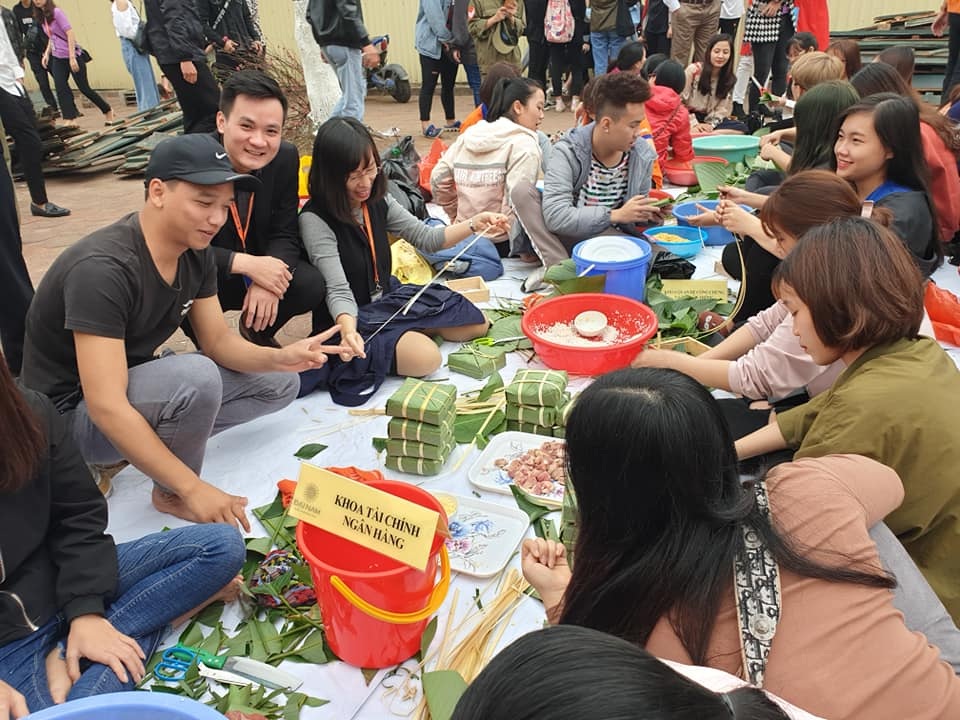 Tấm bánh nghĩa tình đặc biệt của sinh viên dành tới các hoàn cảnh khó khăn - 5 Tấm bánh nghĩa tình đặc biệt của sinh viên dành tới các hoàn cảnh khó khăn - 5