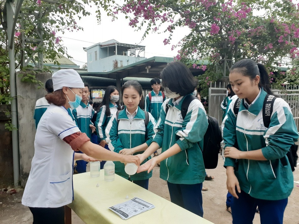Quảng Trị: Học sinh được đo thân nhiệt, rửa tay sát khuẩn trước khi vào lớp - 1 Quảng Trị: Học sinh được đo thân nhiệt, rửa tay sát khuẩn trước khi vào lớp - 1